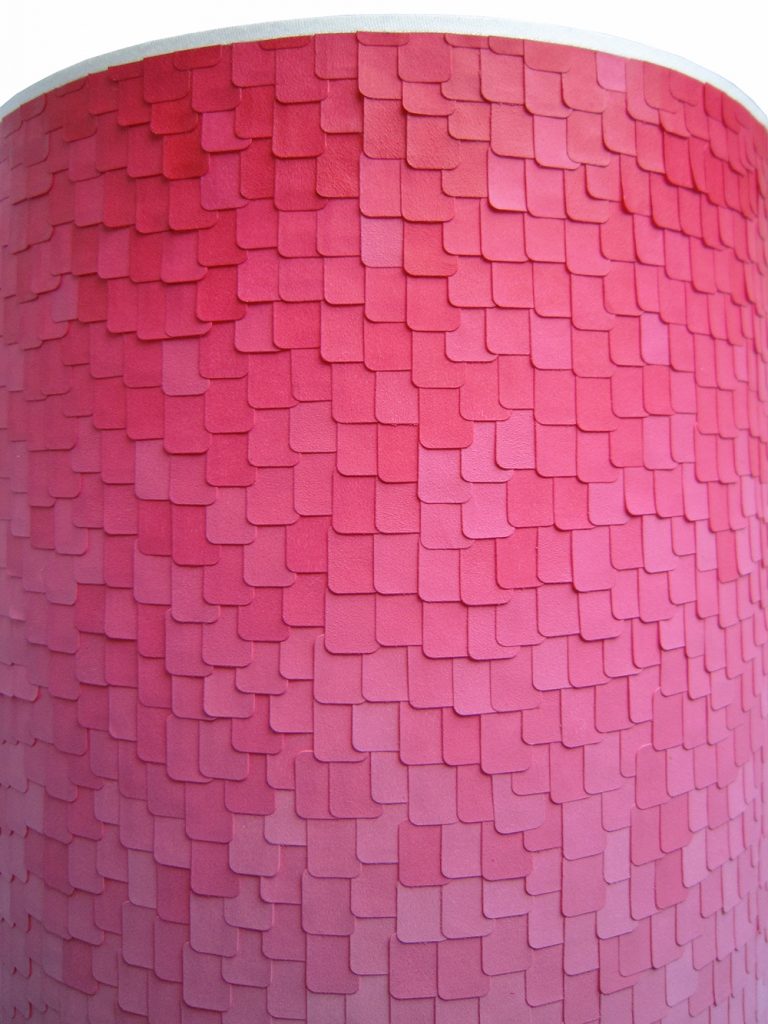 2.Aurelie_Wozniak_pixel_3000_lezard_creatrice_artiste_plasticienne_designer_materiaux_pieces_uniques_fait_main_lampe_rose_couleurs_gommettes_peintures_pink_lamp_french_handmade_craft_interior_design_decoration_original_new_creation_zoom